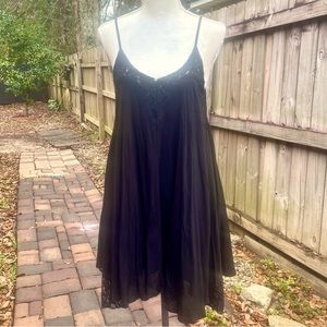 Umgee Lady’s Full and Flowing Top; Size Medium